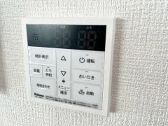 キッチン横からお湯張り、追い炊き、足し湯がボタン一つで楽々操作できる給湯機リモコンです＾＾忙しい夕飯の準備の時間帯に重宝しますね。