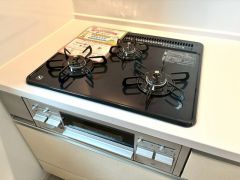 3種類の料理が同時に調理できる、3口ガスコンロ。忙しい夕食の支度時間が短縮できて効率よくお料理が楽しめます