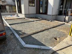 カースペースは2台分確保＾＾ご夫婦で1台ずつ所持されているご家庭も、来客時も安心ですね。 並列で駐車できるのでお車を入れ替える必要もありません＾＾