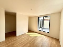 バルコニーに面していて日当たりがよく、寝室としての利用もおすすめです＾＾収納もウォークインクローゼット完備