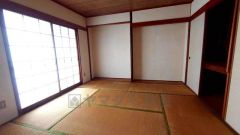 和室6帖。 北側のバルコニーに面した風通しのいい空間です。