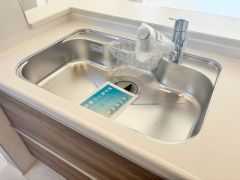 大きなお鍋も楽々洗える、幅が広いシンク。 洗剤や石鹸、スポンジもすっきりできる収納付き。