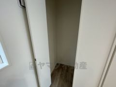 物が散らかりやすいリビングに収納スペースを確保。書類や雑貨をひとまとめにできまるため、お部屋をすっきりさせることが出来ます。