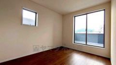 同仕様写真。2面採光を確保した爽やかな風を感じて起きる朝は、快適生活の始まりに。