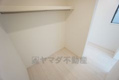 ウォークインクローゼット付き＾＾ハンガーパイプ下にボックスを置いて、枕棚を活用して、たっぷりと収納できそうです＾＾