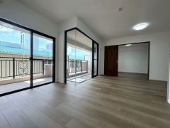 大きな掃き出し窓のあるリビングは、陽光あふれる明るい空間です。ゆったりと寛げる憩いの場となりそうです。