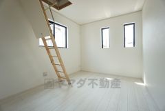 家具を選ばないナチュラルなフローリングとシンプルなクロスです＾＾クローゼットと小屋裏収納付き。