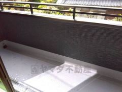 陽当たりの良いバルコニーです。お洗濯やお布団干しはもちろん、日光浴スペースにも。足元は防水工事施工済です。