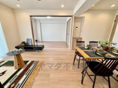 リビングは広々として家具の配置も色んなパターンが考えられますね。