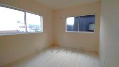 家具を選ばないナチュラルなフローリングとシンプルなクロスです＾＾ 居室としてももちろん、収納や書斎、お子様のプレイスペースにも＾＾使い勝手が良さそうです＾＾