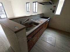 使い勝手の良いシステムキッチン。対面式キッチンからはリビングにいる家族の様子が確認できて安心です＾＾