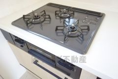 3種類の料理が同時に調理できる、3口ガスコンロ。忙しい夕食の支度時間が短縮できて効率よくお料理が楽しめます。