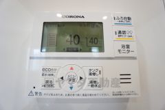 キッチン横から温度調節など楽々操作できる給湯器リモコンです＾＾忙しい夕飯の準備の時間帯に重宝しますね。