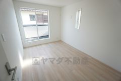 バルコニーに面した洋室です。大きな窓からやわらかな陽が差し込む明るいお部屋です。寝室としてもおすすめです。