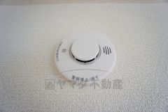 同仕様写真。火災による煙や熱を感知して、警報音やブザー等で火災の発生を知らせてくれる火災警報器＾＾