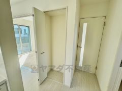 リビングまでの廊下に収納スペースが設けられています。毎日使うお掃除道具や生活用品の収納場所として使えますね。