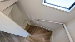 日中でも暗くなりがちな階段には、小窓を配置し採光も考えられたつくり＾＾手摺付きなので安全に上り下りできますね＾＾