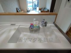 洗剤やスポンジを収納出来るラック付き。広さも確保しているので、大きなお鍋も洗いやすいです。