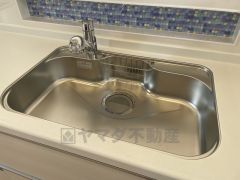 キッチンシンクは洗剤やスポンジを収納出来るラック付き。広さも確保しているので、大きなお鍋も洗いやすいですね。