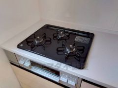 3種類の料理が同時に調理できる、3口ガスコンロ。忙しい夕食の支度時間が短縮できて効率よくお料理が楽しめます。