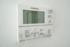 キッチン横からお湯張り、追い炊き、足し湯がボタン一つで楽々操作できる給湯機リモコンです＾＾忙しい夕飯の準備の時間帯に重宝しますね。
