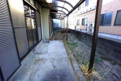 広いテラスがあるので、洗濯物やお布団を楽に、沢山干すことができます。室内から目が届く為、お子様の遊び場やペットと遊ぶ空間としても活用できます＾＾