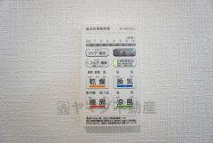 雨の日の洗濯も安心できる浴室暖房乾燥機付き浴室。リモコンで操作もボタン1つで簡単。