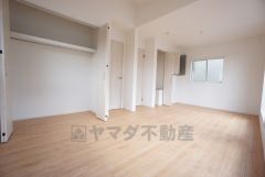 約9帖の洋室はたっぷり収納できるクローゼット付き。ライフスタイルに合わせて柔軟に空間を作ることができます。