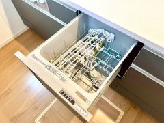 炊事時間を大幅に短縮できる食器洗浄乾燥機付き＾＾食器を洗う手間が減るので家族とのコミュニケーションの時間や自分の時間が増えますね。