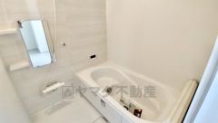 1日の疲れを癒すくつろぎのバスルーム。足を伸ばしてもゆったりと入れるサイズです。お子様と一緒にお風呂に入っても狭くないですね＾＾