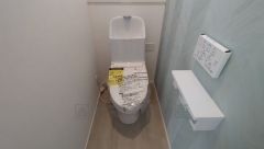 温水洗浄機付トイレです。節水機能もあるので、安心して使えますね。もちろん、1階2階の2ヶ所にトイレがあるので、忙しい朝にもゆとりができますね。