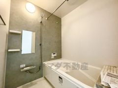 1日の疲れを癒すくつろぎのバスルーム。足を伸ばしてもゆったりと入れるサイズです。お子様と一緒にお風呂に入っても狭くないですね＾＾