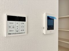 今や必需品となっておりますTVモニター付きインターホンです。録画・再生器のもついており防犯性もばっちりです。キッチン横にありワンタッチで外の方とお話ができますので便利です。