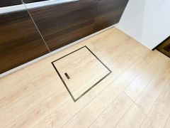 キッチンには床下収納があります。長期保管ができるもの、あまり使わないもの、シーズンもの、防災グッズなどを入れておくのもいいですね。