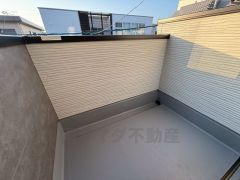 陽当たりの良いバルコニーです。お洗濯やお布団干しはもちろん、日光浴スペースにも。足元は防水工事施工済です。