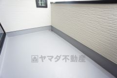 南東向きの日当たり良好なバルコニー。
