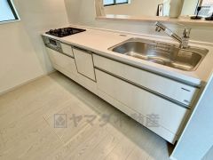 収納も、作業スペースも広々と設けられた使いやすいシステムキッチンです＾＾カウンターキッチンなので、ご家族と会話をしながら楽しくお料理ができます＾＾