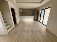 玄関へも2階へも、必ずリビングを通る動線になっているので、顔を合わせる機会が増え家族団らんの間取りに＾＾