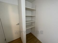 便利な洗面室収納。散らかりがちなバスタオルや清掃用品、化粧品や予備のシャンプー等もきれいに整頓できますね。