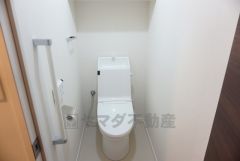 節水トイレ　上部収納棚付き