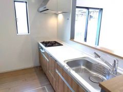 キッチンには高い位置に窓を設置＾＾プライバシーを確保しつつも採光を効率よく取り入れられる作りとなっています＾＾