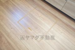 キッチンに床下収納があります。長期保存ができるもの、調理器具、防災グッズを入れておくのもいいですね。