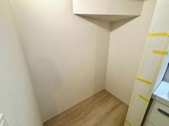 洗面スペース横にはゆとりあるフリースペースを確保