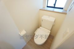 ウォシュレット付きトイレです。1階2階の2ヶ所にトイレがあるので、忙しい朝にもゆとりができますね＾＾