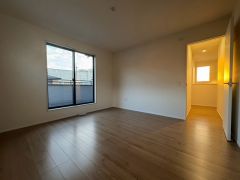 バルコニーに面していて日当たりがよく、寝室としての利用もおすすめです＾＾