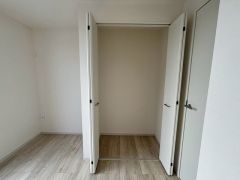 大きめのクローゼットがついた使いやすい洋室です。すっきりと整理整頓できるので気持ちよくすごせます＾＾