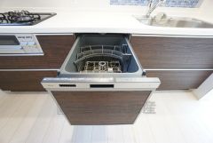 家事の時間が短縮できる食器洗浄乾燥機付。後片付けも楽になりますね。