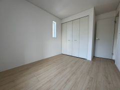 家具を選ばないナチュラルなフローリングとシンプルなクロスです＾＾ 居室としてももちろん、収納や書斎、お子様のプレイスペースにも＾＾使い勝手が良さそうです＾＾