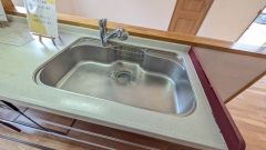 大きなお鍋も楽々洗える幅の広いシンクです＾＾ステンレスシンクなので簡単にお掃除できますよ。洗剤やスポンジもすっきりできる収納付き。