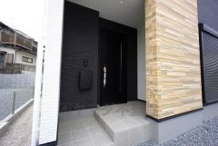 玄関は奥まっていて、人の出入りが見えにくいので防犯面も安心です。ステキな玄関で帰ってくるのが楽しみになりそうですね＾＾ 